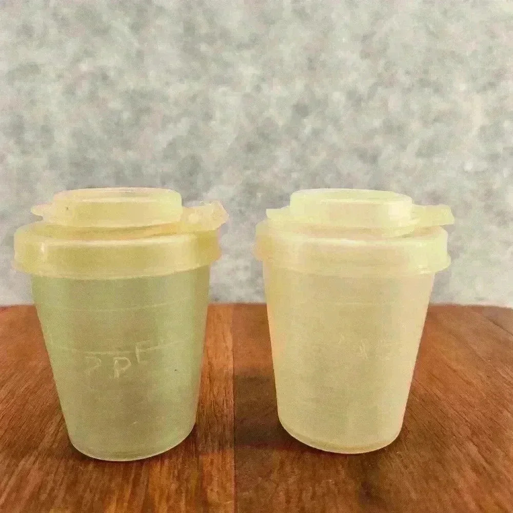 Tupperware Mini Salt & Pepper Shakers Yellow Blue USA Vtg  101-11 & 101-12 - Picture 2 of 11